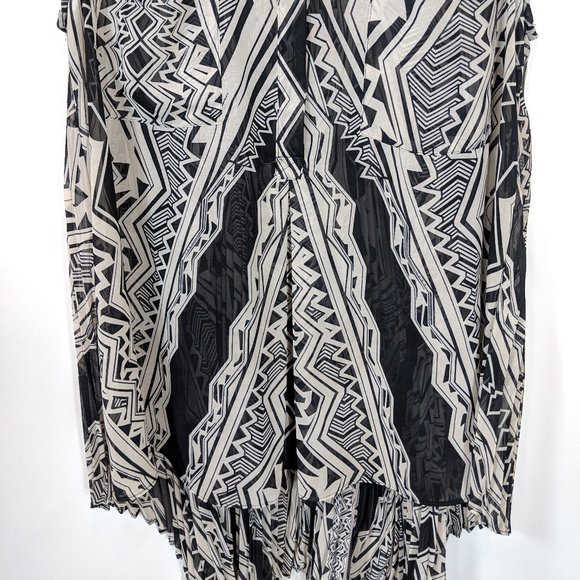 • bcbg max azria • patterned sleeveless blouse - Picture 4 of 8